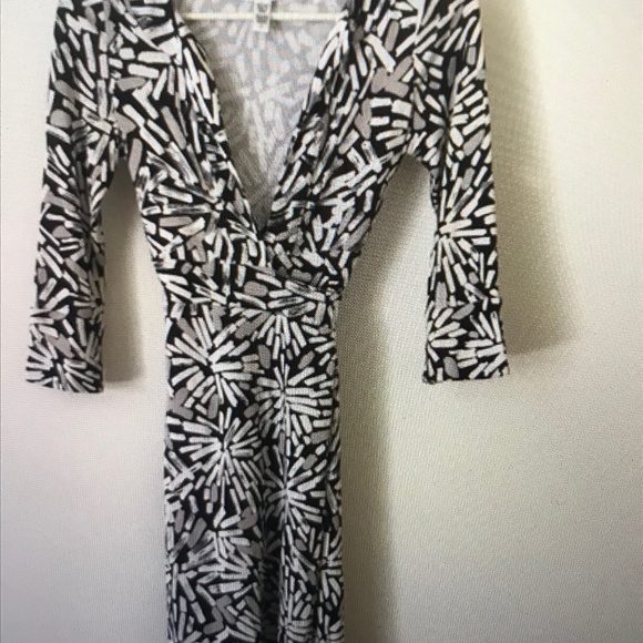 DVF silk wrap dress size 4 EUC - Picture 3 of 5